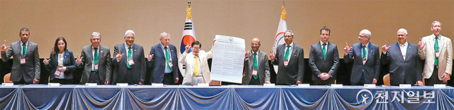 2016년 3월 14일 이만희 HWPL 대표(가운데 흰색 옷)와 국제법제정평화위원회가 DPCW 10조 38항을 공표한 후 기념사진을 촬영하고 있다. (제공: HWPL) ⓒ천지일보 2022.1.4