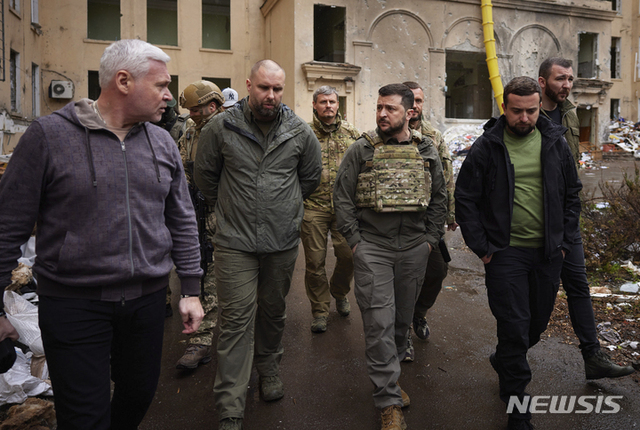 [하르키우=AP/뉴시스] 볼로디미르 젤렌스키(왼쪽) 우크라이나 대통령이 29일(현지시간) 하르키우 전선을 방문해 둘러보며 현지 관계자의 설명을 듣고 있다. 젤렌스키 대통령은 