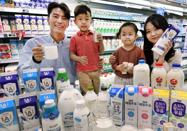 황현주 홈플러스 신선가공팀 바이어(오른쪽)와 모델들이 31일 서울 등촌동 홈플러스 강서점에서 ‘세계 우유의 날’ 맞이 우유 할인 행사 상품을 소개하고 있다. (제공: 홈플러스)