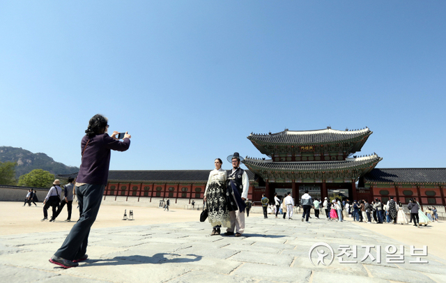 서울 종로구 경복궁에서 한복을 입은 외국인 관광객들이 사진을 찍고 있다. ⓒ천지일보DB
