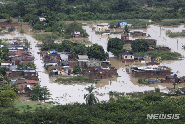 [헤시피=AP/뉴시스] 30일(현지시간) 브라질 페르남부쿠주 헤시피에서 폭우로 인해 주택이 침수돼 있다. 주 당국은 폭우가 이어진 지난 주말 최소 91명의 사망자가 확인됐으며 20여 명이 실종됐다고 밝혔다.