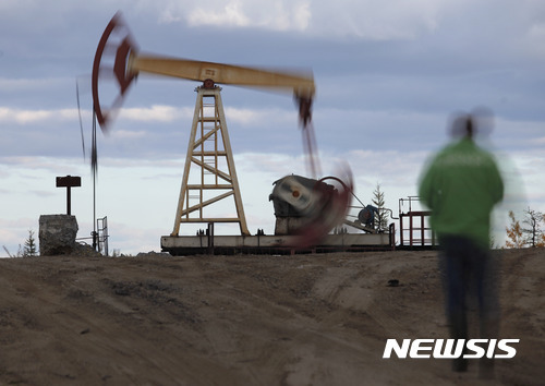 2011년 9월 10일 러시아 모스크바 북동쪽 1500㎞에 있는 우신스크 마을 근처에서 석유 굴착기가 가동되고 있다. (출처: 뉴시스)