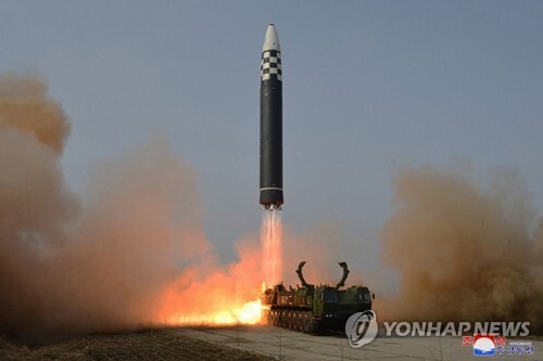 북한은 지난 24일 김정은 국무위원장의 지도 아래 신형 대륙간탄도미사일(ICBM) '화성-17형' 시험발사를 단행했다고 조선중앙통신이 25일 보도했다. (출처: 연합뉴스)