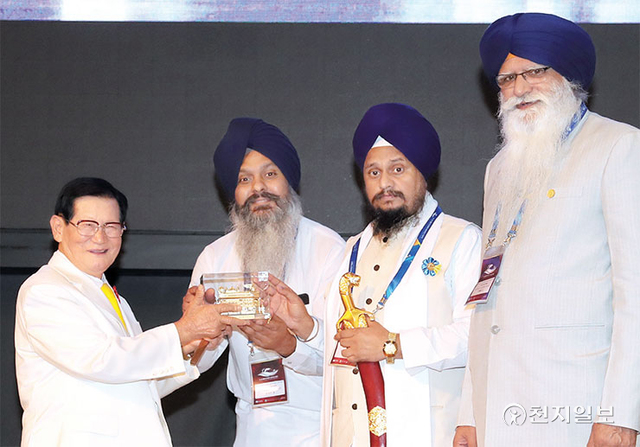 2019년 9월 19일 열린 콘퍼런스에서 이만희 대표(왼쪽 첫번째)에게 할프릿 싱 인도 시크교 황금사원 최고사제(왼쪽에서 세 번째)와 부핀더 싱 사제장(왼쪽에서 두 번째) 등 시크교 인사들이 선물을 전달하고 있다. (제공: HWPL) ⓒ천지일보 2022.6.1