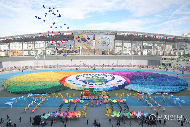 2018년 9월 18일 인천 아시아드 주경기장에서 열린 ‘9.18 평화 만국회의 4주년 기념식’에서 HWPL 서울경기남부지부 회원들이 ‘아름다운 평화세상’이라는 주제로 행진을 하고 있다. (제공: HWPL) ⓒ천지일보 2022.6.1