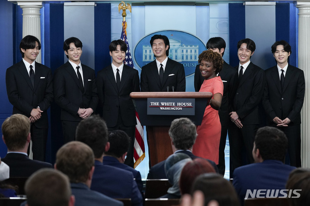 방탄소년단(BTS)이 5월 31일(현지시간) 백악관을 방문해 아시아계 증오범죄에 대해 발언하고 있다. (출처: 뉴시스)