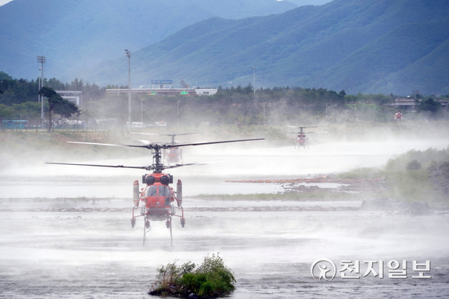 경남 밀양 산불과 관련해 남성현 산림청장(가운데)이 오늘 아침 41대의 헬기가 진화하고 있다고 밝히고 있다.(제공: 산림청)ⓒ천지일보 2022.6.1