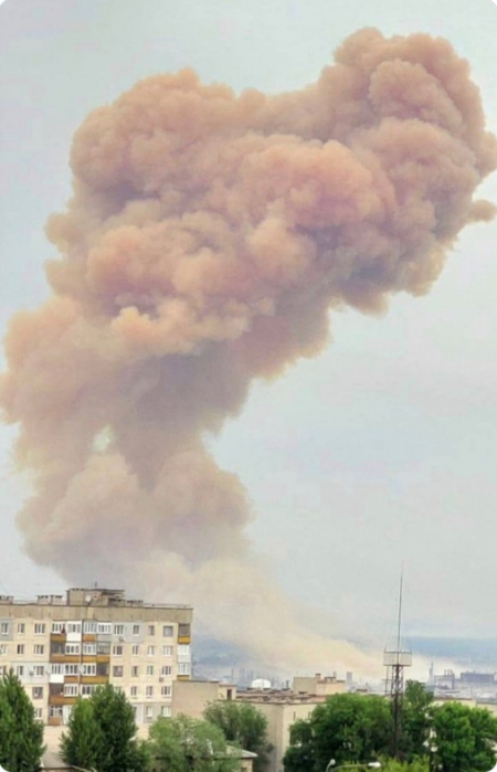 지난달 31일(현지시간) 우크라이나 동부 루한스크주의 세베로도네츠크의 한 화학공장에서 러시아군 공습으로 질산탱크가 폭발했다는 주장이 제기됐다. (출처: 우크라이나 내무장관 보좌관 트위터)