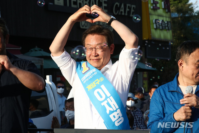 이재명 더불어민주당 인천 계양을 국회의원 보궐선거 후보가 31일 인천 계양구 계산역에서 집중유세를 하며 지지를 호소하고 있다. (출처: 뉴시스)