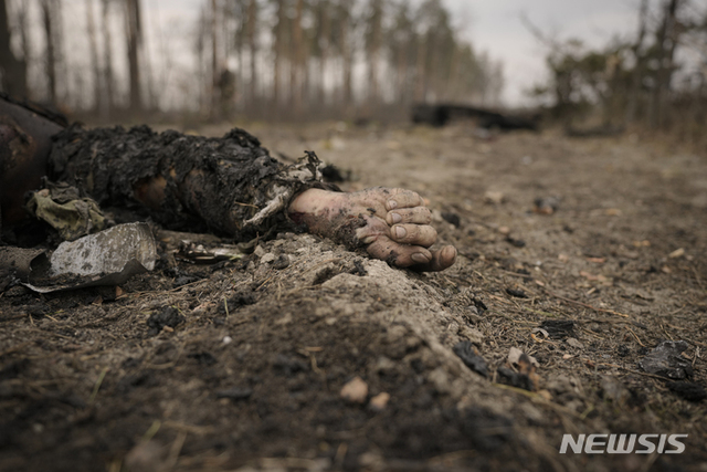 [키이우=AP/뉴시스] 3월 31일(현지시간) 우크라이나 키이우 외곽 러시아군 진지에 우크라이나군의 공격으로 사망한 러시아군 병사의 손이 보인다.
