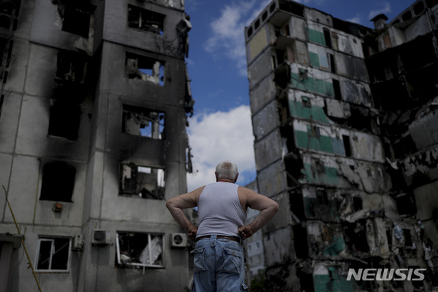 4일(현지시간) 우크라이나 키이우 외곽 보로디얀카에서 한 남성이 러시아군 폭격으로 파괴된 건물을 바라보고 있다. 키이우는 현재도 러시아군의 장거리 로켓의 공격을 받고 있다. (출처: 뉴시스)
