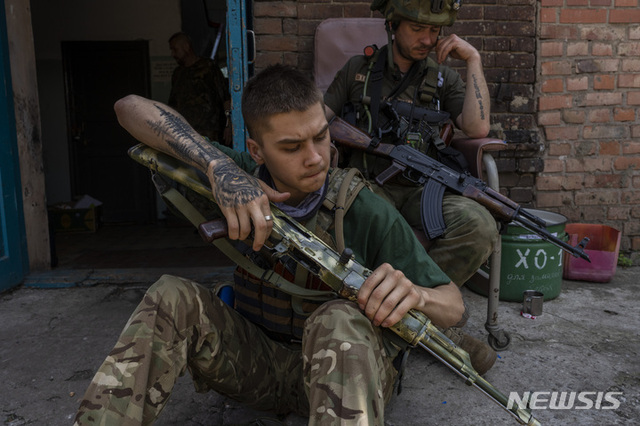 4일(현지시간) 우크라이나 동부 도네츠크주에서 의료구조대 보안요원이 무기를 관리하고 있다. (출처: 뉴시스)