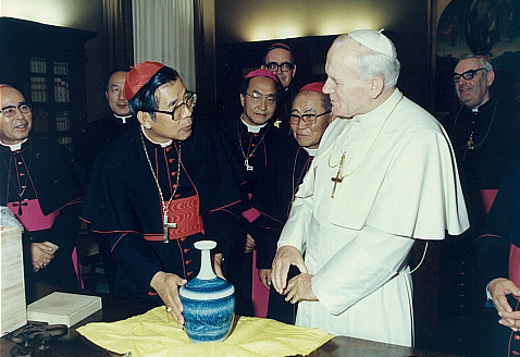고 김수환 추기경이 1985년 11월 13~18일 한국 주교단 교황청 정기방문(로마) 당시 교황 요한 바오로 2세와 함께한 사진. (사진제공: 서울대교구)