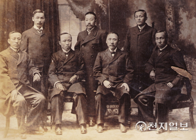 의암 손병희 선생이 일본 망명 시절 교류한 인사들과 함께한 사진 (제공:근현대사기념관) ⓒ천지일보 2022.6.6