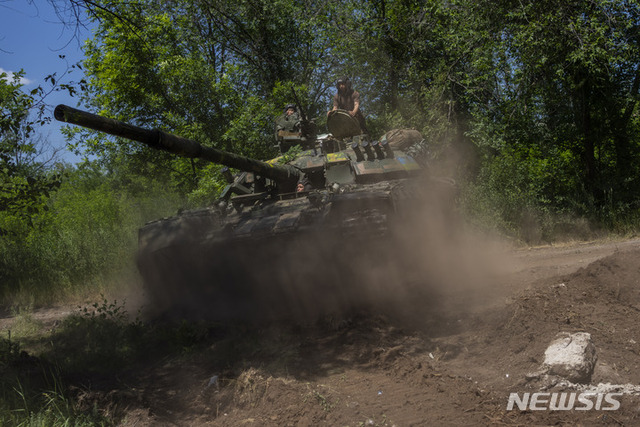 6일(현지시간) 우크라이나 동부 도네츠크주 최전방 근처에서 우크라이나 군인들이 탱크를 조종하고 있다. (출처: 뉴시스)