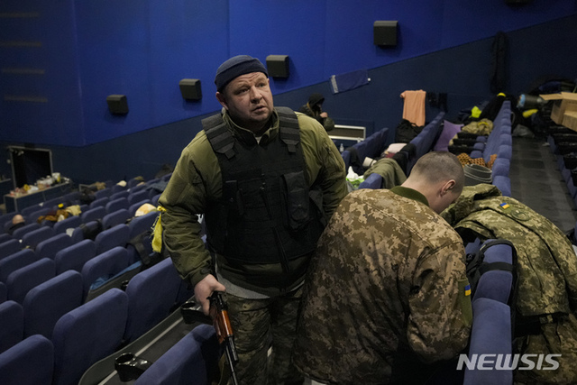[키이우=AP/뉴시스] 지난 3월7일(현지시간) 우크라이나 국토방위대가 키이우의 한 극장에서 장비를 챙기고 있다. 키이우의 포딜극장은 러시아군의 공격이 줄어든 뒤 최근 극장 문을 다시 열었다. 2022.06.07.