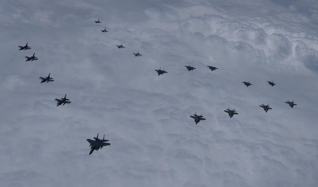 [서울=뉴시스] 합동참모본부는 7일 한·미가 서해상 공역에서 북한의 지속적인 탄도미사일 도발에 대응해 공중무력시위 비행을 실시했다고 밝혔다. 한·미 연합 공중무력시위 비행에는 한국 공군의 F-35A, F-15K, KF-16 전투기 16대와 미 공군의 F-16 전투기 4대가 참가했다. (사진=합참 제공) 2022.06.07