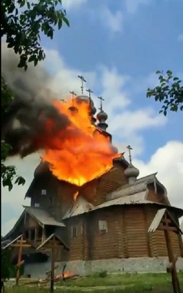 불타고 있는 스비아토히르스크 수도원 (출처: 우크라이나 월드)