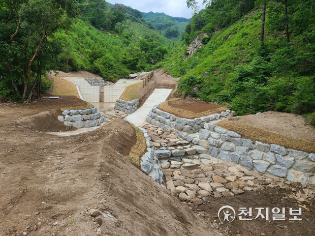 화천군이 사내면 광덕리의 계곡에 건설 중인 사방댐. (제공: 화천군청) ⓒ천지일보 2022.6.9