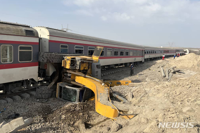 8일(현지시간) 이란 동부 사막 도시 타바스 인근에서 여객열차가 부분 탈선해 구조대가 현장에서 작업하고 있다. 당국은 열차 7량 중 4량이 탈선해 최소 17명이 숨지고 50명이 다쳤으며 사망자 숫자가 늘어날 것으로 보인다고 밝혔다. (출처: 뉴시스)