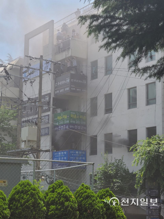 9일 대구 수성구 범어동 대구지방법원 인근 변호사 사무실 빌딩에서 화재가 발생한 가운데 해당 건물의 시민들이 구조를 기다리고 있다. 한편 이번 화재로 7명이 숨지고 46명이 다쳤다. (독자제공) ⓒ천지일보 2022.6.9