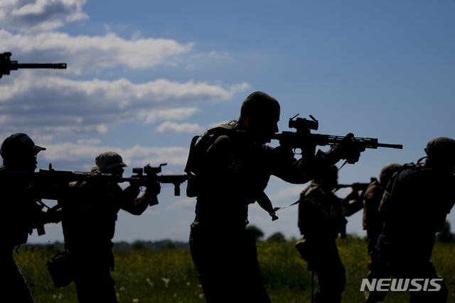 [키이우=AP/뉴시스] 7일(현지시간) 우크라이나 키이우 외곽의 사격장에서 민병대원들이 훈련받고 있다.
