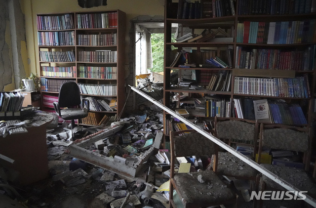 [하르키우=AP/뉴시스] 2일(현지시간) 우크라이나 하르키우에서 '마지막 수업 종'이라는 이름의 졸업식이 열릴 예정이던 한 학교 도서관이 포격으로 파손돼 있다.