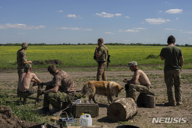 [도네츠크=AP/뉴시스] 8일(현지시간) 우크라이나 동부 도네츠크 지역 최전선 부근에서 참호 작업을 마친 우크라이나 군인들이 휴식을 취하고 있다.