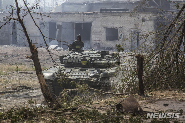 [세베로도네츠크=AP/뉴시스] 8일(현지시간) 우크라이나 루한시크주 세베로도네츠크 최전선 격전지에서 우크라이나군 전차가 자리 잡고 있다.