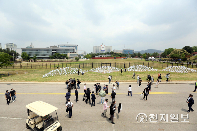 [천지일보=남승우 기자] 미군에게 반환받은 용산공원 일부가 시범 공개된 10일 서울 용산공원을 찾은 시민들이 공원을 둘러보고 있다. ⓒ천지일보 2022.6.10