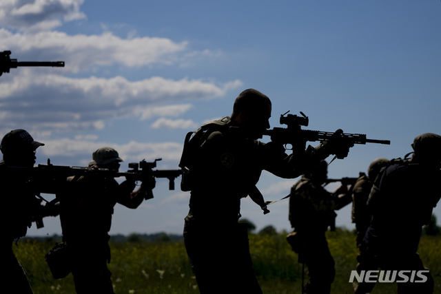 7일(현지시간) 우크라이나 키이우 외곽의 사격장에서 민간 민병대원들이 훈련 중 소총을 들고 있다. (출처: 뉴시스)