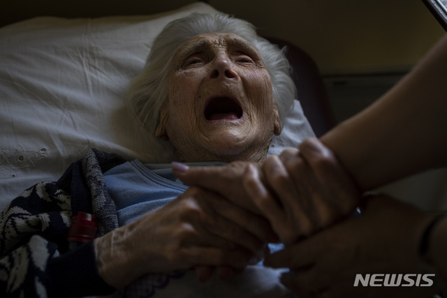 [포크로우스크=AP/뉴시스] 10일(현지시간) 우크라이나 리시찬스크에서 대피한 한 할머니가 포크로우스크 기차역에서 우크라이나 서부로 향하는 대피 열차를 타고 출발 전 눈물을 흘리고 있다.