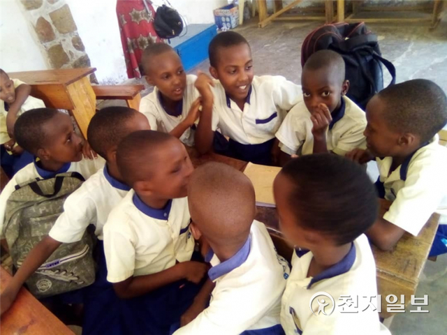 2020년 2월 8일 부룬디 부줌부라 레오보스 학교에서 평화교재 수업 후 학생들이 그룹토의를 하고 있다. ⓒ천지일보 2022.6.12 (제공: HWPL)