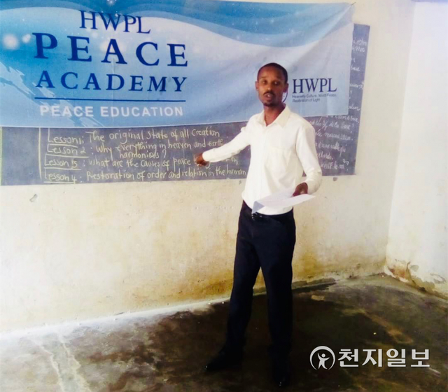 2019년 11월 9일 부룬디 부줌부라 레오보스 학교에서 리븐 교사가 수업을 하고 있다. ⓒ천지일보 2022.6.12 (제공: HWPL)