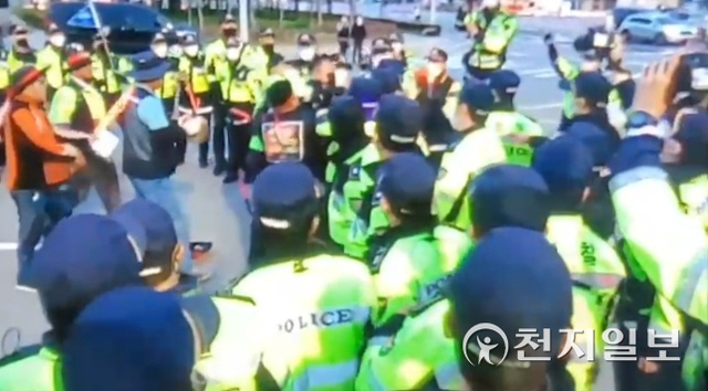 부산 남구 신선대부두 입구에서 화물연대 조합원들과 경찰이 충돌하고 있다. (제공: 부산경찰청) ⓒ천지일보 2022.6.12