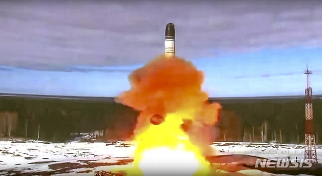 [플레세츠크=AP/뉴시스] 20일(현지시간) 러시아 북서부 플레세츠크 우주기지에서 신형 대륙간탄도미사일(ICBM) RS-28 사르마트가 시험 발사되고 있다. 미국은 러시아의 신형 ICBM 미사일 시험 발사와 관련해 사전에 통보받았기 때문에 위협이 된다고 평가하지는 않는다고 밝혔다. 2022.04.21.