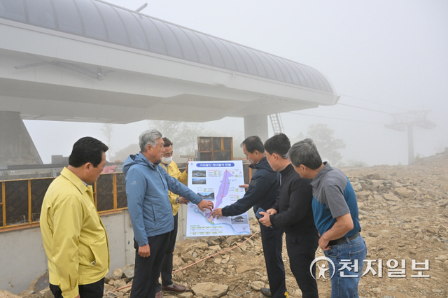 14일 최승준 정선군수(좌측에서 두번째)가 가리왕산 케이블카 편의시설 공사장을 방문하고 관계자로부터 설명을 듣고 있다. (제공: 정선군청) ⓒ천지일보 2022.6.14