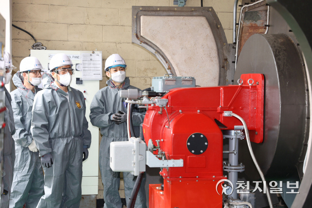 15일 울산 울주군에 위치한 에어프로덕츠코리아㈜에서 한국에너지공단 이상훈 이사장(우측에서 두번째)이 열사용기자재(강철노연온수 보일러)에 대한 안전검사 절차에 대해 설명을 듣고 있다. (출처: 한국에너지공단) ⓒ천지일보 2022.6.15