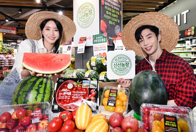 모델들이 서울 등촌동 홈플러스 강서점에서 ‘신선농장’ 브랜드 론칭을 알리고 있다. (제공: 홈플러스)