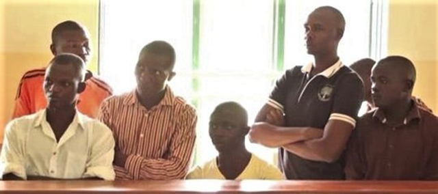우간다 무코노 지역 기독교인들이 기독교인을 살해한 피고에 대한 재판을 지켜보고 있다. (출처: 모닝스타 뉴스)