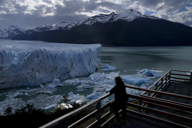 [아르헨티나=AP/뉴시스] 아르헨티나 로스 글라시아레스 국립공원에서 한 관광객이 부서지는 빙하를 지켜보고 있다. (출처: 뉴시스)