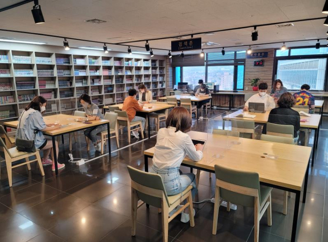 동대문지점에 새롭게 마련된 D cafe(카페존)에서 방문 고객들이 자유롭게 시설을 이용하고 있다. (제공: 국민체육진흥공단) ⓒ천지일보 2022.6.18