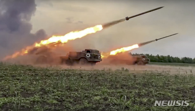 1일(현지시간) 러시아 국방부가 공개한 사진으로, 러시아군의 다연장 로켓포가 우크라이나군을 향해 로켓을 발사하고 있다. (출처: 뉴시스)