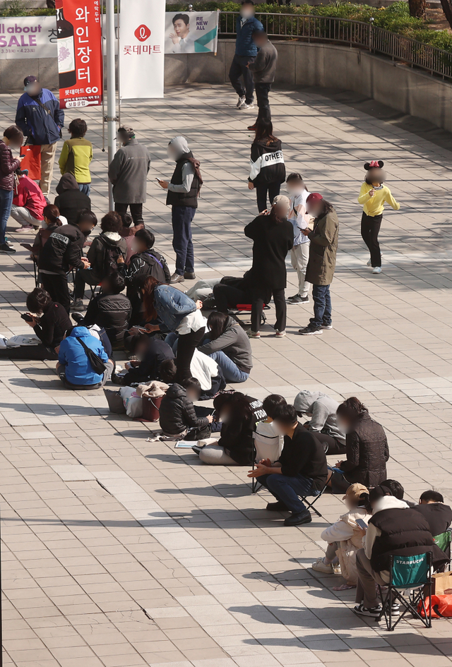 17일 오전 서울 시내 한 대형마트 앞에서 시민들이 포켓몬빵을 구매하기 위해 매장 오픈을 기다리고 있다. (출처: 연합뉴스)