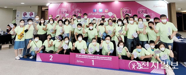 2022평택세계장애인역도아시아오세아니아오픈선수권대회 자원봉사자들이 기념촬영을 하고 있다. (제공: 평택시) ⓒ천지일보 2022.6.20