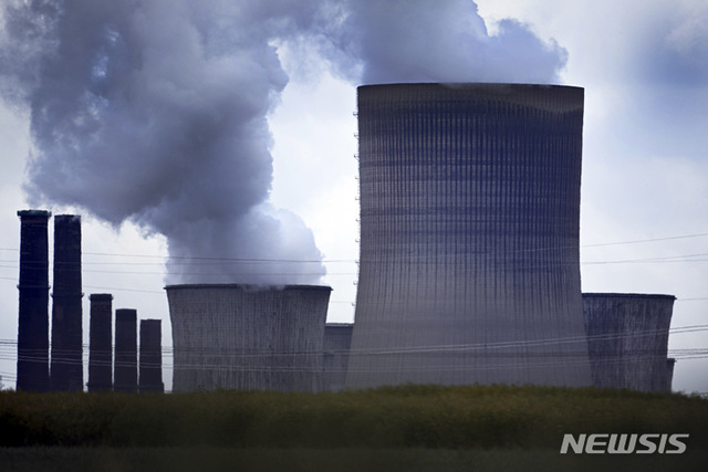 20일(현지시간) 독일 풀하임에 있는 니데라우스 소형화력발전소의 냉각탑에서 증기가 솟아오르고 있다. (출처: 뉴시스)