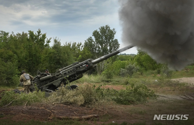 18일(현지시간) 우크라이나 군인들이 동부 도네츠크에서 미국이 제공한 M777 포탄을 러시아군 진지로 발포하고 있다. (출처: 뉴시스)
