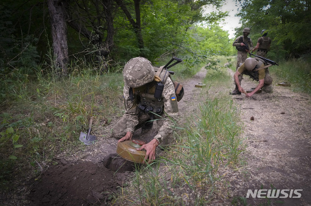 [도네츠크=AP/뉴시스] 14일(현지시간) 우크라이나 도네츠크에서 우크라이나 특수작전부대 장병들이 러시아군의 진입로로 예상되는 곳에 대전차 지뢰를 매설하고 있다.