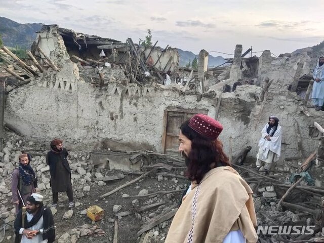 [팍티카=AP/뉴시스] 22일(현지시간) 아프가니스탄 팍티카주의 한 마을에서 주민들이 지진으로 파괴된 건물을 허탈한 표정으로 바라보고 있다. 아프간 동부에서 규모 6.1의 지진이 발생해 최소 255명이 숨졌다고 탈레반 당국이 밝혔다.