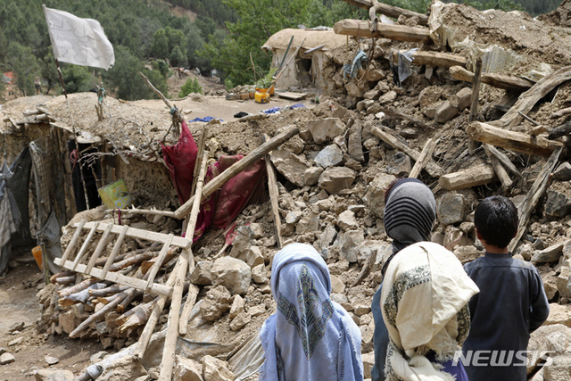 22일(현지시간) 아프가니스탄 코스트주에서 어린이들이 지진으로 무너진 집 근처에 서 있다. (출처: 뉴시스)